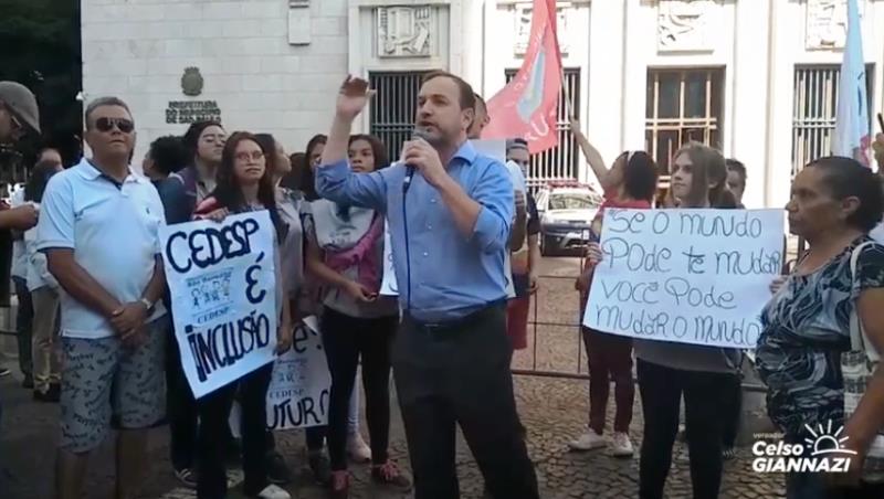 Na porta da Prefeitura, Celso Giannazi repudia cortes na Assistência Social.