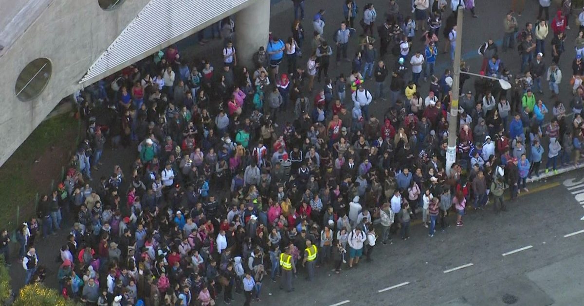 Passageiros lotam lado de fora da estação Capão Redondo após falha na Linha Lilás do Metrô — Foto: Reprodução TV Globo