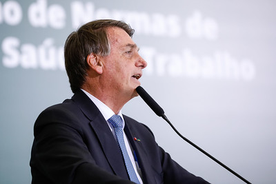 Bolsonaro libera verba que o próprio governo cortou da Educação