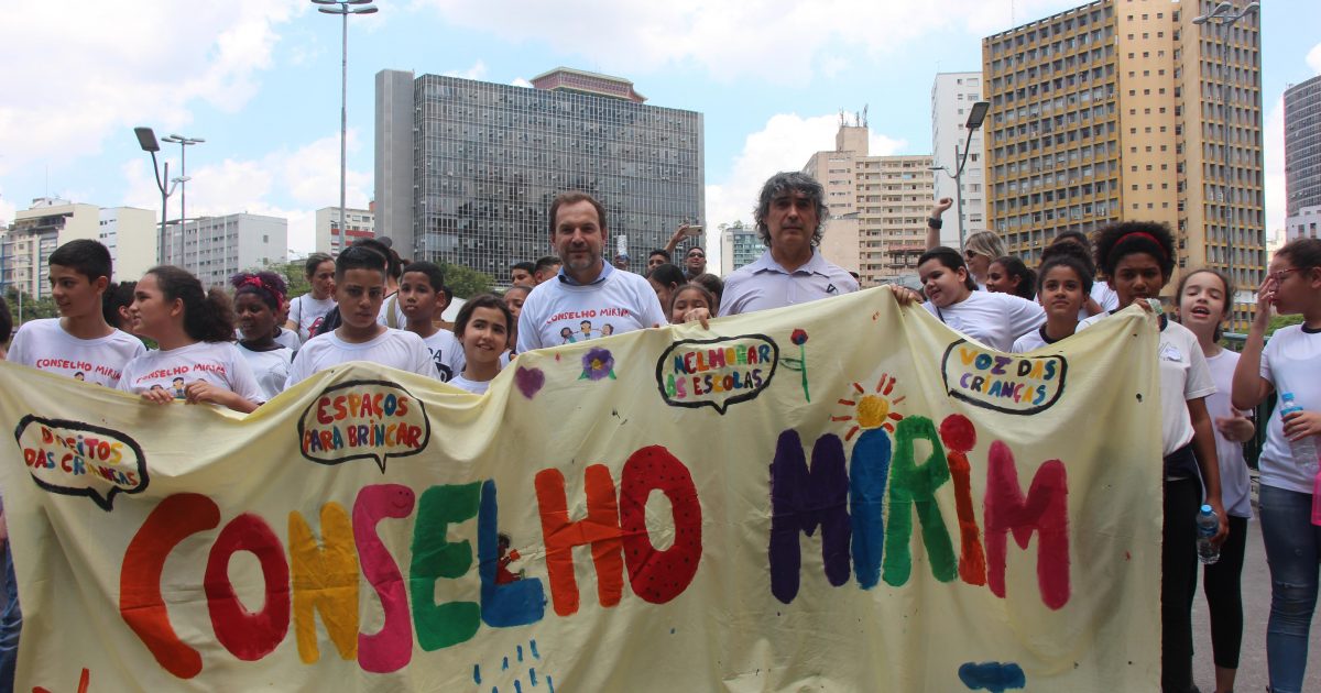 As crianças entregaram à assessoria do governo, um documento com as propostas do Conselho Mirim para o orçamento da cidade de São Paulo.