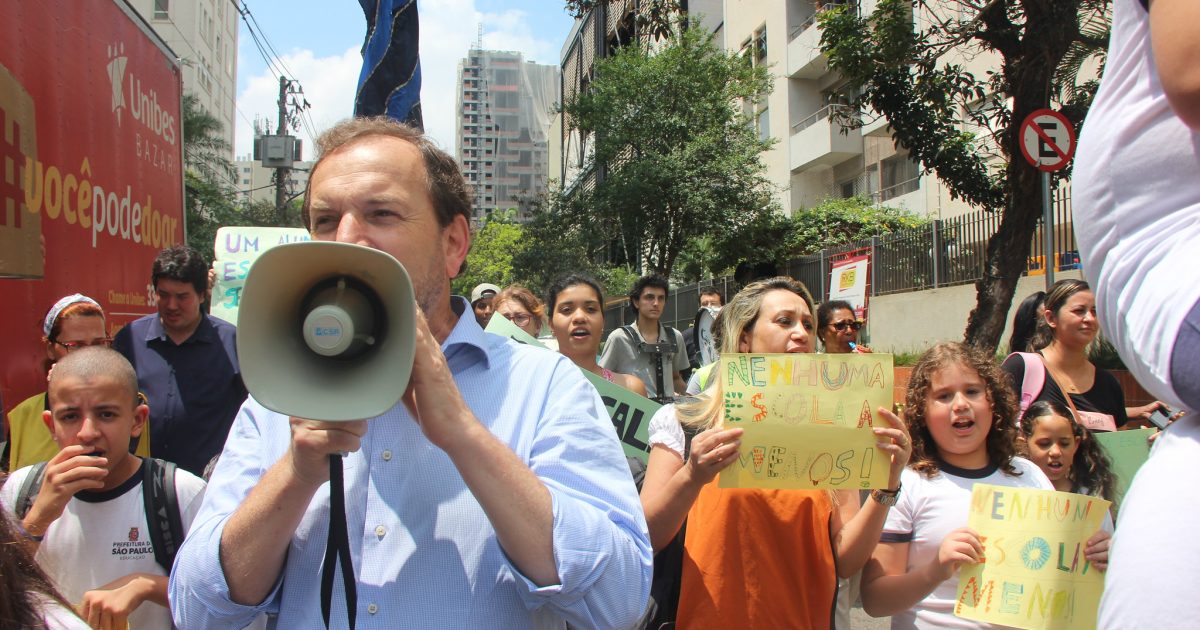 Vereador Giannazi em ato contra a venda das escolas EMEI Gabriel Prestes e EMEF Maria Antonieta D'Alkimin pela Prefeitura de São Paulo