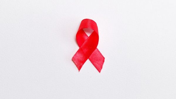Políticas de combate à Aids são vítimas dos cortes de Bolsonaro