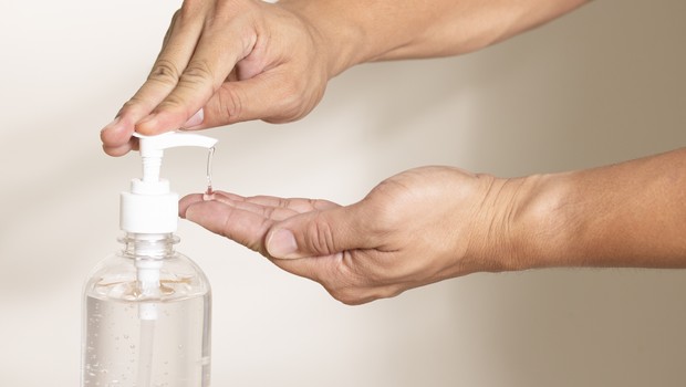 Materiais de higiene pessoal são essenciais para prevenção do coronavírus. (Foto: TRADOL LIMYINGCHAROEN via Getty Images)