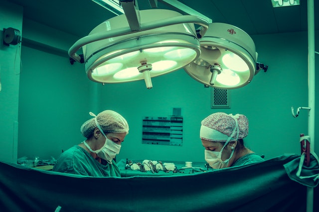 Foto de Vidal Balielo Jr.: https://www.pexels.com/pt-br/foto/duas-pessoas-fazendo-cirurgia-dentro-da-sala-1250655/