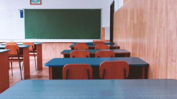 Professores reagem contra a FARSA da reabertura das escolas e já falam em Greve