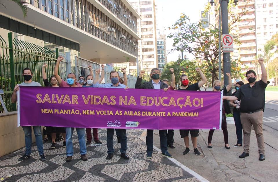 Vereador Celso Giannazi junto com profissionais da educação em ato contra a volta às aulas organizado em frente à Câmara Municipal.