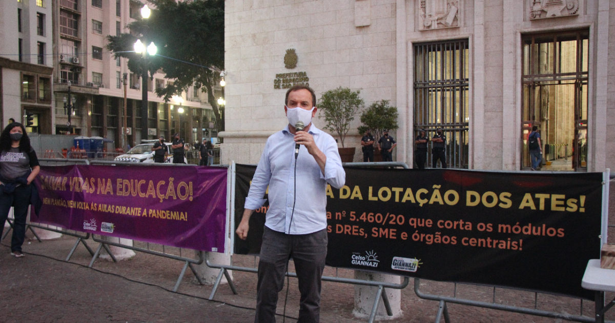 Celso Giannazi em ato na luta pelos servidores da Educação.