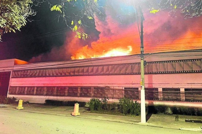 Incêndio no galpão da Cinemateca na Vila Leopoldina, Zona Oeste. (Foto: Reprodução / Correio Braziliense)