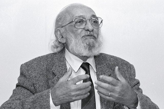 "Quem ensina, aprende ao ensinar. E quem aprende, ensina ao aprender." Paulo Freire (1921-97)