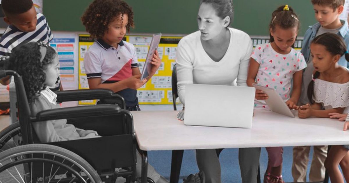 Crianças com deficiência estão sem auxílio nas escolas