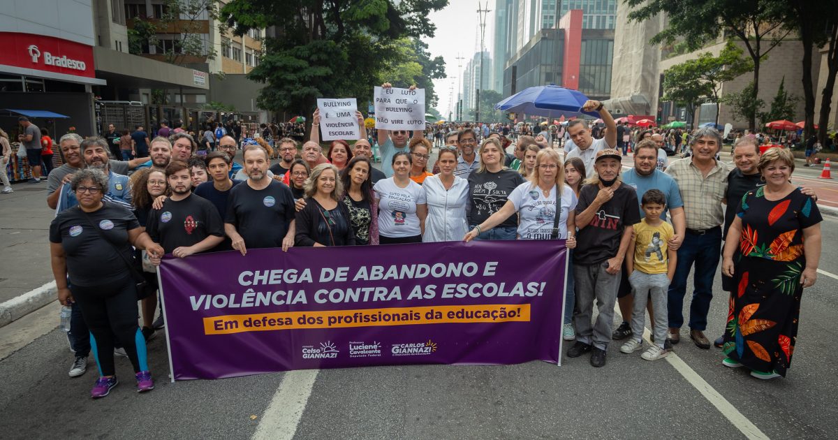 Avenida Paulista, 2 de abril de 2023: ato para denunciar a violência contra as escolas e para homenagear a professora Elisabeth Tenreiro.