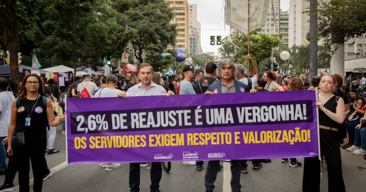 O coletivo Educação em 1º Lugar está ao lado dos servidores na luta por respeito e valorização! Crédito: Carol Mendonça.